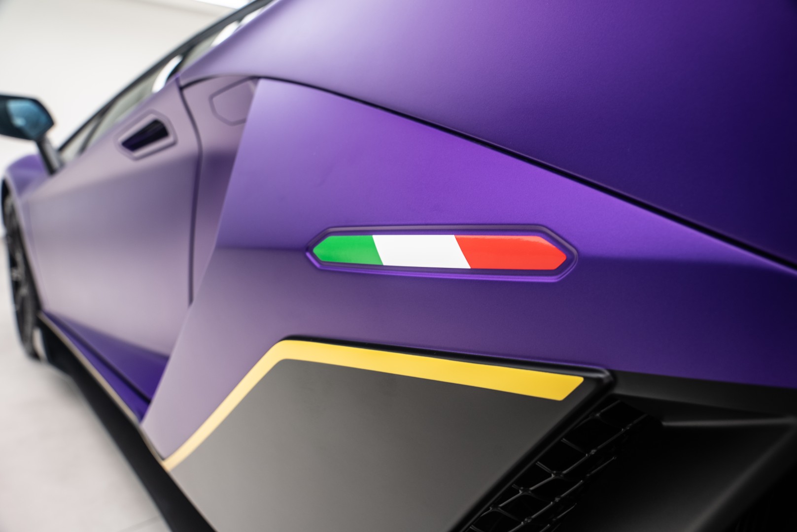 2022 LAMBORGHINI AVENTADOR ULTIMAE 01 OF 250. FULL CARBON